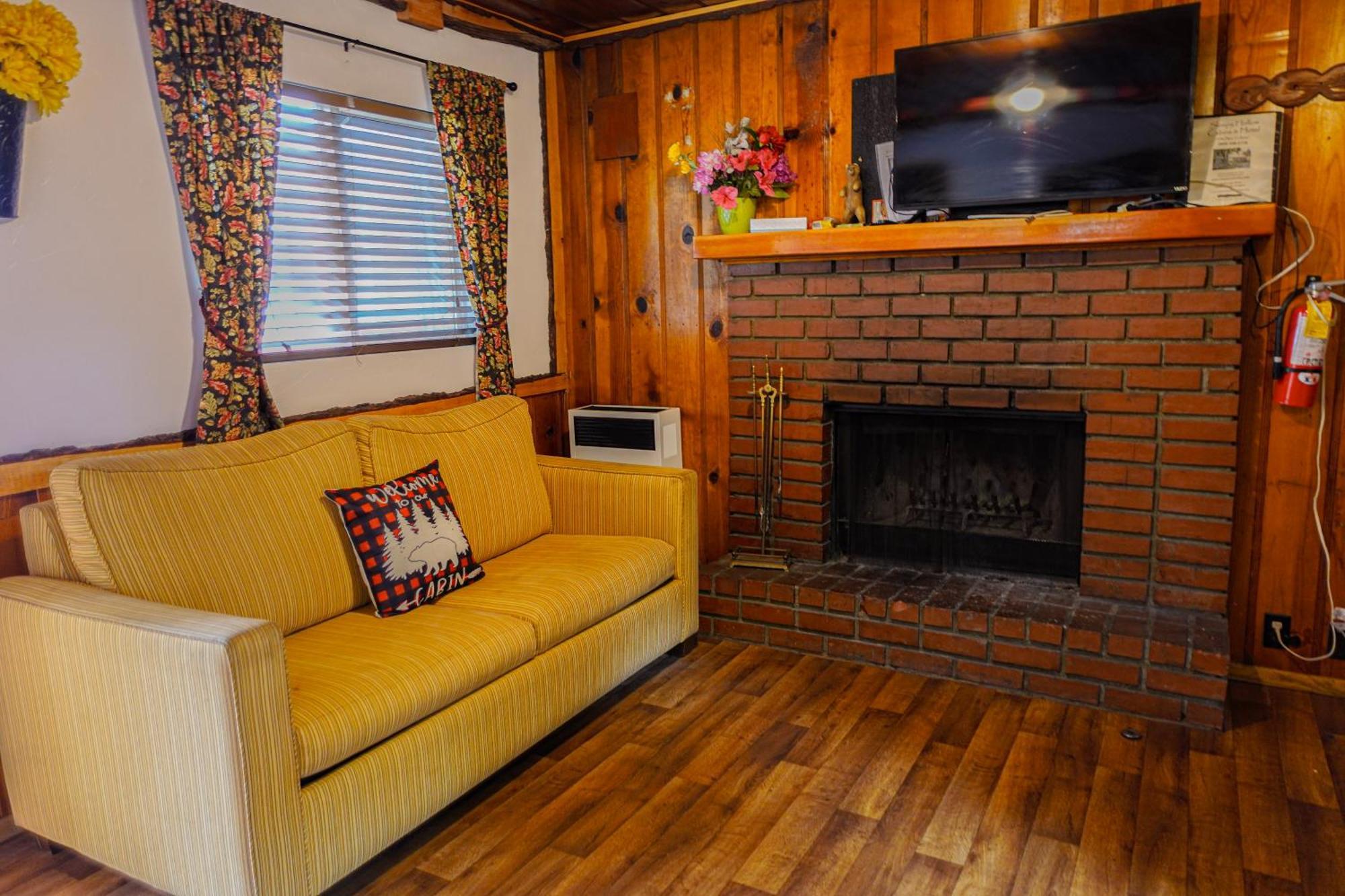 Sleepy Hollow Cabins & Hotel Crestline Exterior photo