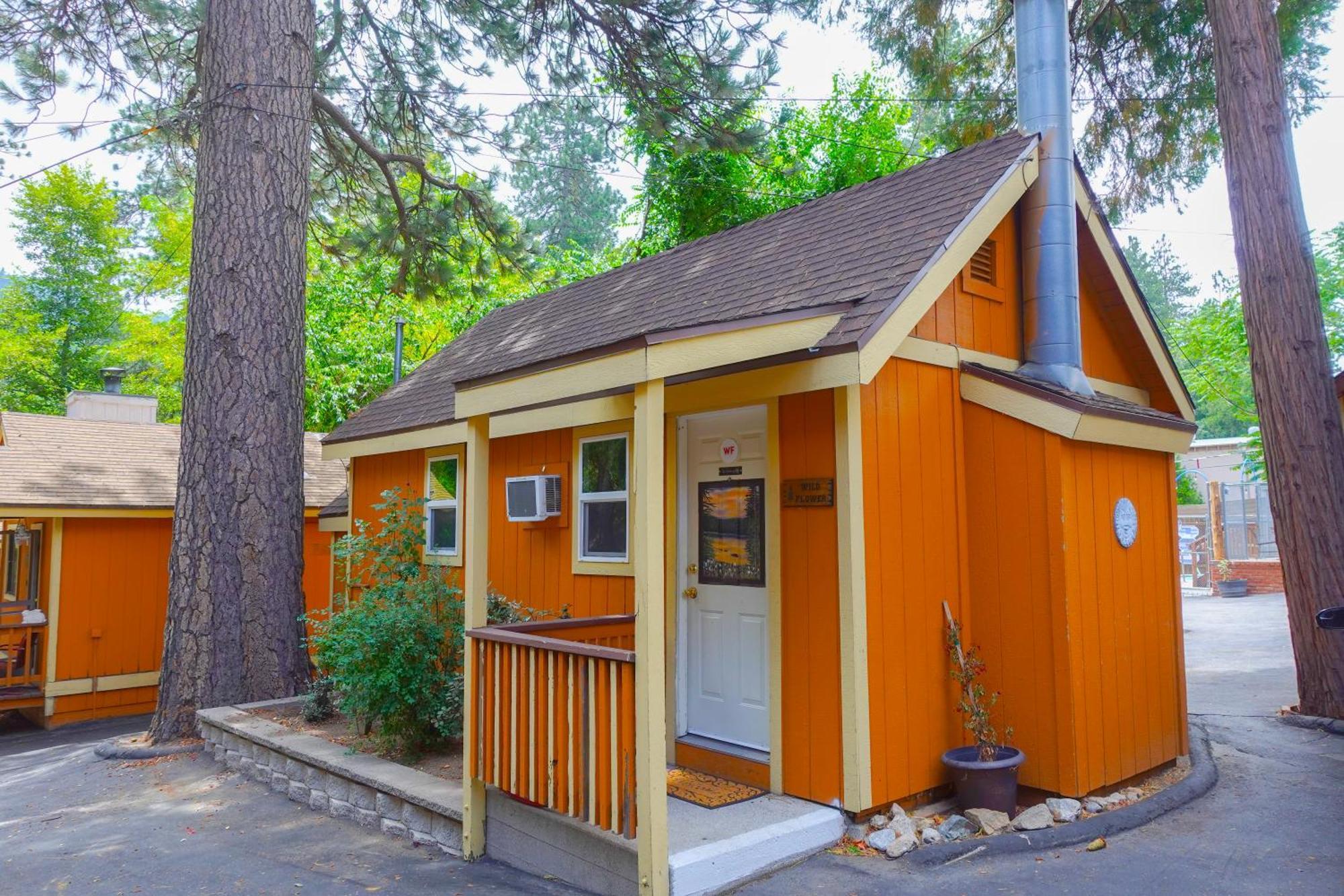 Sleepy Hollow Cabins & Hotel Crestline Exterior photo