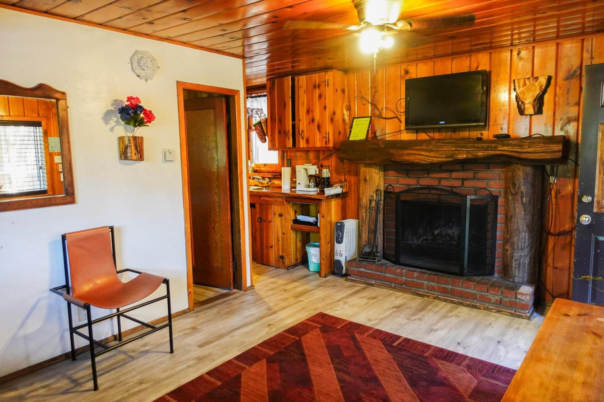 Sleepy Hollow Cabins & Hotel Crestline Exterior photo