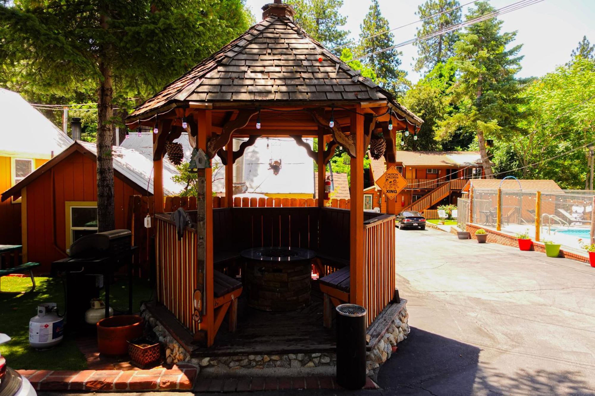 Sleepy Hollow Cabins & Hotel Crestline Exterior photo