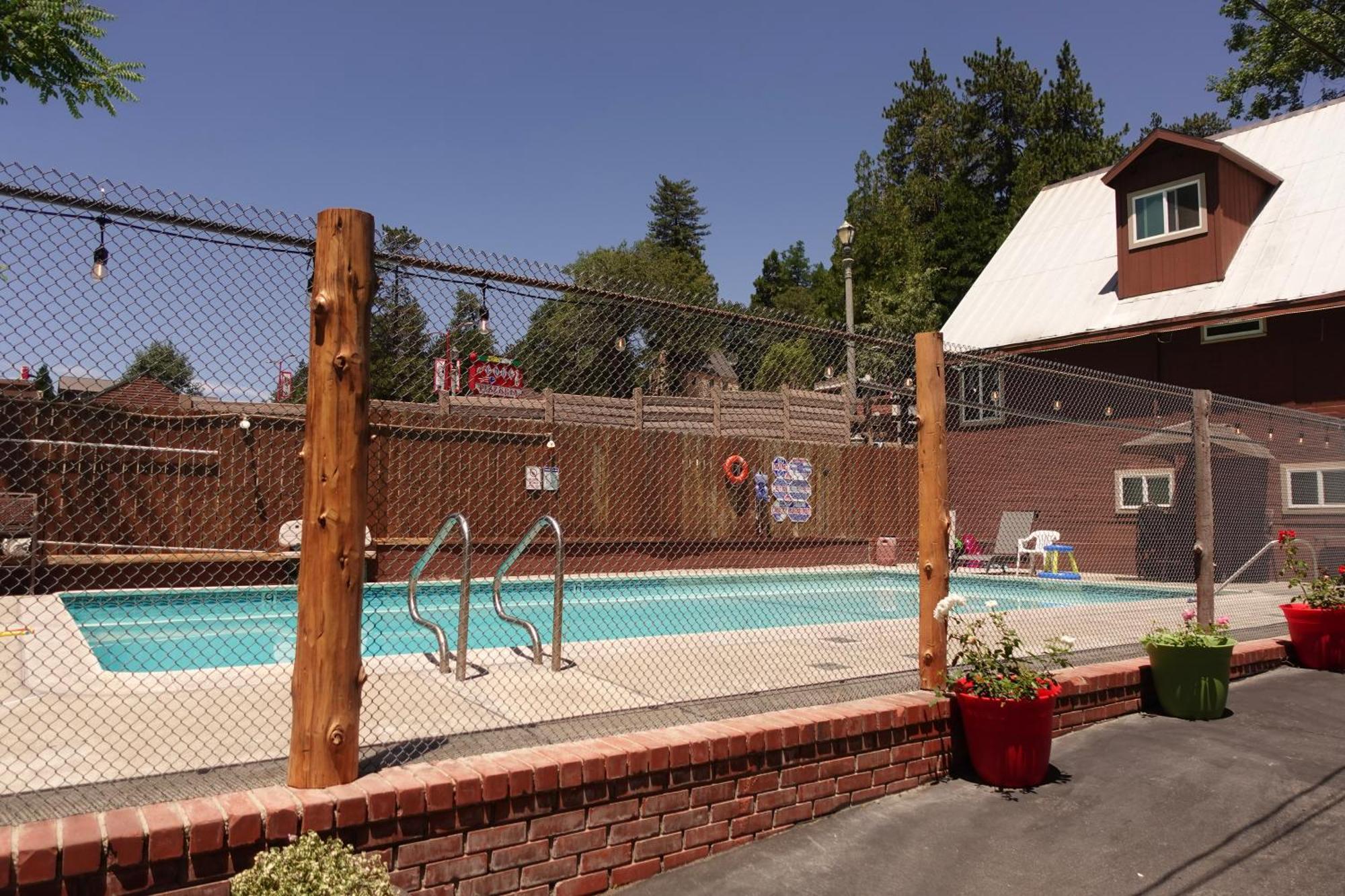 Sleepy Hollow Cabins & Hotel Crestline Exterior photo